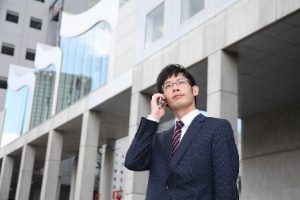 携帯電話で電話をする男性